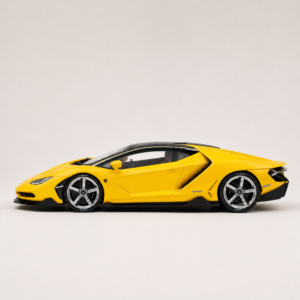 LP770 1:18 alloy model in yellow — side